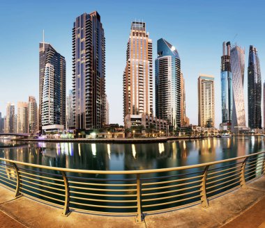 Gün batımında Dubai şehrinin gökyüzü manzarası, BAE marina gezisi fotoğrafı. Dubai Business Bay silueti