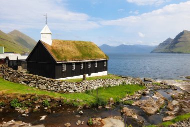 Danimarka 'nın Faroe Adaları' ndaki Eysturoy adasındaki Funningur köyündeki otlak kilisesi.