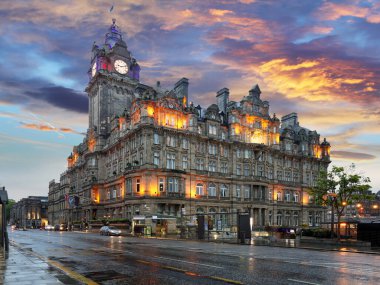 İskoçya - Prenses Caddesi 'nde gün batımında Edinburgh ve arka planda Balmoral Oteli