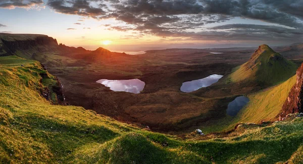 Schottland Schöne Berglandschaft Sommer Mit Sonnenaufgang Über Dem Quiraing Und — Stockfoto