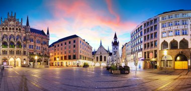 Münih - Almanya, Marienplatz 'ın dramatik gün doğumunda kırmızı bulutlarla panoramik manzarası - hiç kimse