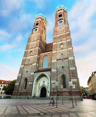 Katedral Frauenkirche Munich, bir güzel yaz günü Almanya'da