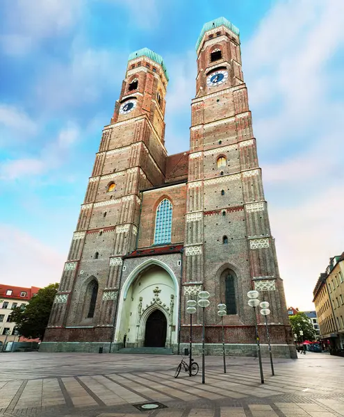 Καθεδρικός Ναός Frauenkirche Στο Μόναχο Της Γερμανίας Μια Όμορφη Καλοκαιρινή — Φωτογραφία Αρχείου