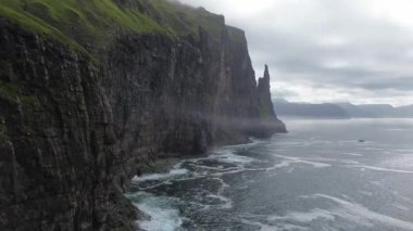 Atlantik Okyanusu 'ndaki Vagar, Faroe Adaları' ndaki Trol Kadın Parmağı olarak da bilinir.