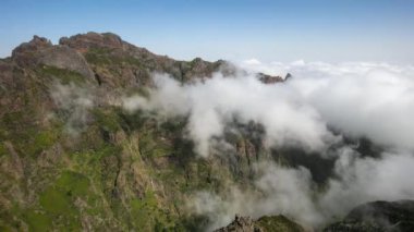 Arieiro zirvesi, bulutların üzerindeki dağ manzarası, Madeira - zaman atlaması