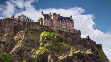 Edinburgh 'daki Castle Hill' de yeşil çimenler ve mavi gökyüzü, İskoçya, İngiltere - zaman aşımı