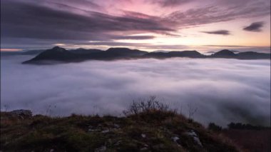 Sonbahar dağında güneşli bulutların üzerinden Panorama 'da zaman aşımı