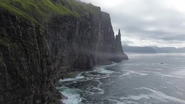 Costa Rochosa Conhecida Como Dedo Mulher Troll Vagar Ilhas Faroé — Vídeo de Stock