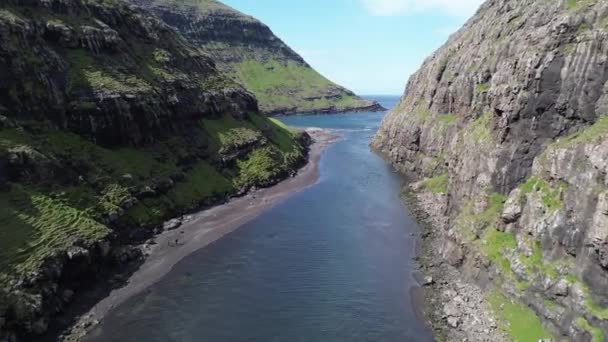 Costa Rocosa Con Cañón Río Desde Dron Cerca Saksun Islas — Vídeo de stock