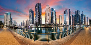 Lüks Dubai Marina Kanalı ve güzel bir yaz günü, Dubai, Birleşik Arap Emirlikleri