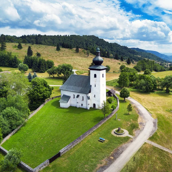 Drohne Blick Auf Die Kirche Das Slowakische Geographische Zentrum Europas — Stockfoto