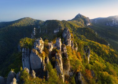 Sulov kayalarındaki sonbahar ormanlarında renkli ağaçlar. Slovakya 'daki dağ manzarası - hava manzarası