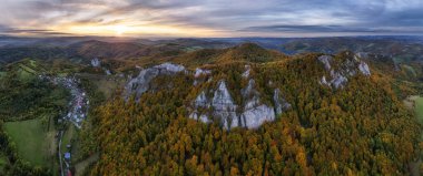 Slovakya 'da gün batımında dağlar - Vrsatec. Dağlık tepeli manzara portakal ağaçları ve sonbaharda çimenler, İHA 'dan renkli gökyüzü, Havadan Panorama