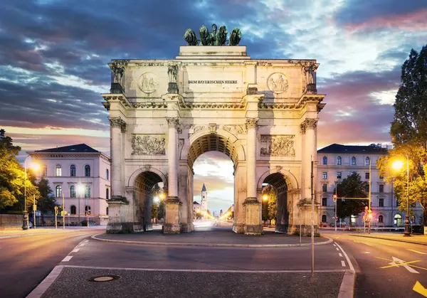 Puesta Sol Dramática Sobre Siegestor Arco Puerta Victoria Centro Munich —  Fotos de Stock