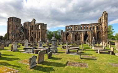 River Lossie 'nin üzerindeki Elgin Katedrali / Elgin Katedrali 13. yüzyılda Lossie Nehri kıyısına inşa edilmiştir.