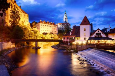 Cesky Krumlov şatosu, eski kasabası ve kilisesi ile Çek Cumhuriyeti 'nin dramatik sisinde