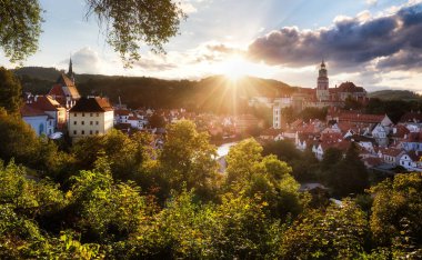 Cesky Krumlov tarihi eski kasaba dramatik günbatımında, Güney Bohemya, Çek Cumhuriyeti