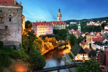 Cesky Krumlov şatosu, eski kasabası ve kilisesi ile Çek Cumhuriyeti 'nin dramatik sisinde