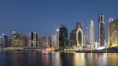 Dubai Deresi 'nin panoramik manzarası ve gece şehir silüeti, Birleşik Arap Emirlikleri, Dubai gecesi - zaman aşımı
