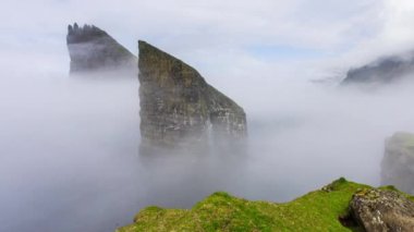 Danimarka 'nın Faroe Adaları' ndaki sis ve sis sırasında Drangarnir Kayalarının zaman aşımı