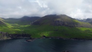 Atlantik üzerindeki Vagar Adası - Faroe Adaları, Danimarka. 