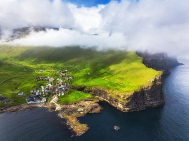 Faroe Adaları - Okyanus, Eysturoy Adası, Avrupa 'daki Gjogv köyünün yamaçlardaki havadan panoramik görüntüsü