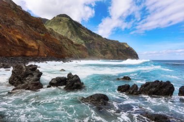 Siyah kaya Madeira, Portekiz adanın kıyılarında sularında. Değil şehir, Porto Moniz uzak