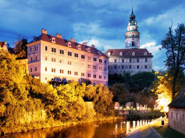 Cesky Krumlov şatosu, eski kasabası ve kilisesi ile Çek Cumhuriyeti 'nin dramatik sisinde