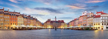 Eski kasaba meydanında Varşova bir yaz günü, Polonya