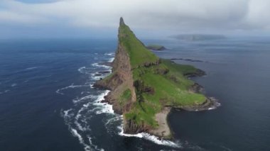 Faroe Adaları Vagar, Kuzey Atlantik Okyanusu 'nda gün boyunca hava aracı görüntüsü. Faroe Adaları, Danimarka, Avrupa.