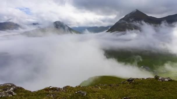 Tijdsverloop Van Spectaculaire Bergen Fjorden Buurt Van Wolken Faeröer Denemarken — Stockvideo