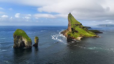 Faroe Adaları Vagar, Kuzey Atlantik Okyanusu 'nda günbatımında Tindholmur Adası' nın hava aracı görüntüsü. Faroe Adaları, Danimarka, Avrupa.