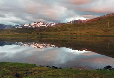 İzlanda 'da gün batımında dağcılık