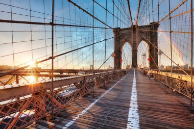 Sunrise, ABD 'de New York' ta Brooklyn Köprüsü üzerinde gökkuşağı