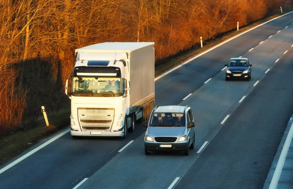 Gün batımında trafik, otoyolda ulaşım