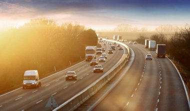 Gün batımında trafik, otoyolda ulaşım