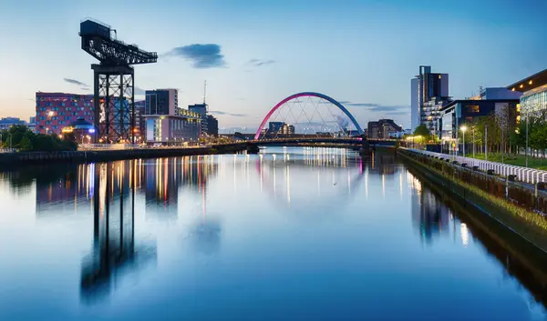 Glasgow Noite Com Rio Squinty Bridge Reino Unido Fotos De Bancos De Imagens Sem Royalties