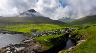 Zaman aşımı - Faroe Adaları, Doğal Liman Geçidi Gjogv köyü yakınlarında.