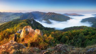 Dağlarda güzel bir gün doğumu, Sulov 'da manzara manzarası - Slovakya