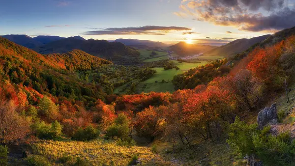 Гори Заході Сонця Словаччині Пейзаж Гірськими Пагорбами Оранжеві Дерева Трава Стокове Зображення
