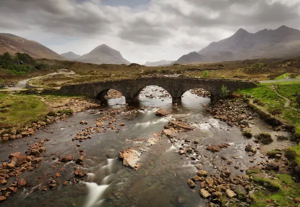 苏格兰斯凯岛上的斯利加山古桥 风景秀丽 风景秀丽 图库图片