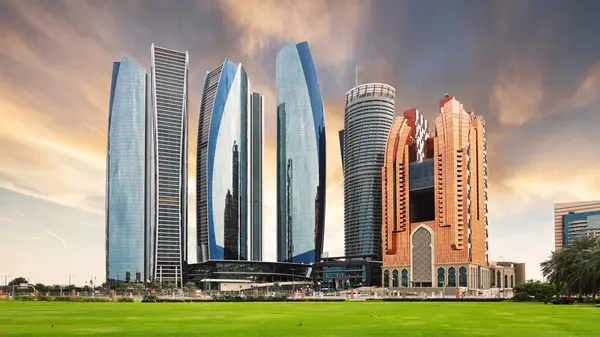 Horizonte Abu Dhabi Pôr Sol Dramático Emirados Árabes Unidos Imagens De Bancos De Imagens Sem Royalties