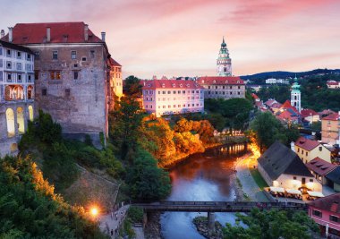 Çek Cumhuriyeti 'nin Cesky Krumlov şehrinin ufuk çizgisi üzerinde dramatik bir gün batımı