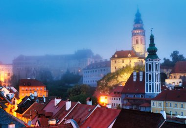 Cesky Krumlov 'daki Vltava kalesi ve nehir manzarası gün batımından sonra, Çek Cumhuriyeti geceleri
