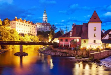 Cesky Krumlov 'daki Vltava kalesi ve nehir manzarası gün batımından sonra, Çek Cumhuriyeti geceleri