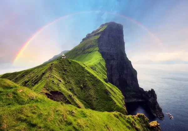 Faroe Island Danimarca Con Arcobaleno Faro Kallur Sulle Verdi Colline Foto Stock Royalty Free