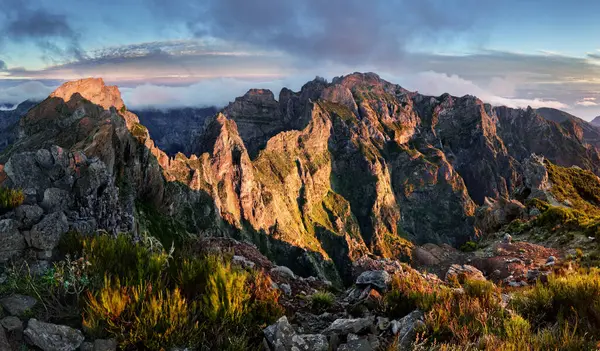 Górski Krajobraz Zachodzie Słońca Maderze Niesamowity Widok Kolorowe Chmury Warstwowe Obraz Stockowy