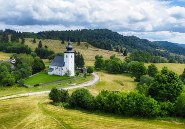 Kilisenin insansız hava aracı görüntüsü, Slovakya 'daki Kremnicke Bane bölgesinde Avrupa' nın Slovakya coğrafi merkezi