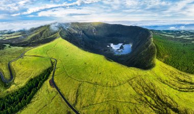 Azores, Faial Adası - İnsansız hava aracından yeşil volkan Caldeira 'ya güneş doğarken, Portekiz