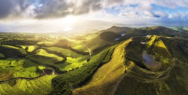 Azores - Portekiz Sao Miguel Adası 'ndaki Sete Cidades' in yeşil tarım arazisiyle volkanik dağ ve göllerin havadan görünüşü